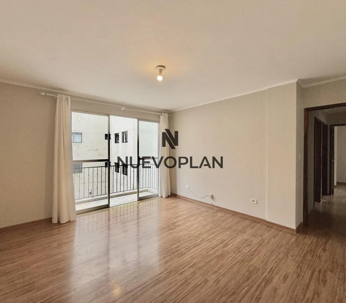 Wood or laminate floors in a 3-bedroom apartment, 78 m²