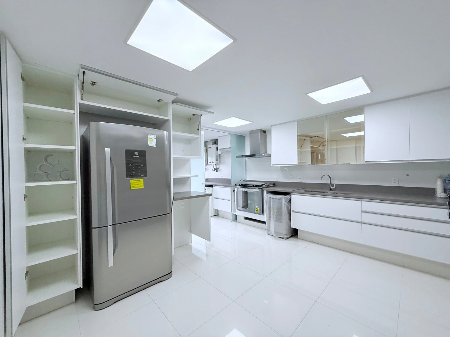 4-bedroom apartment with a washing machine in Rio de Janeiro — photo 15