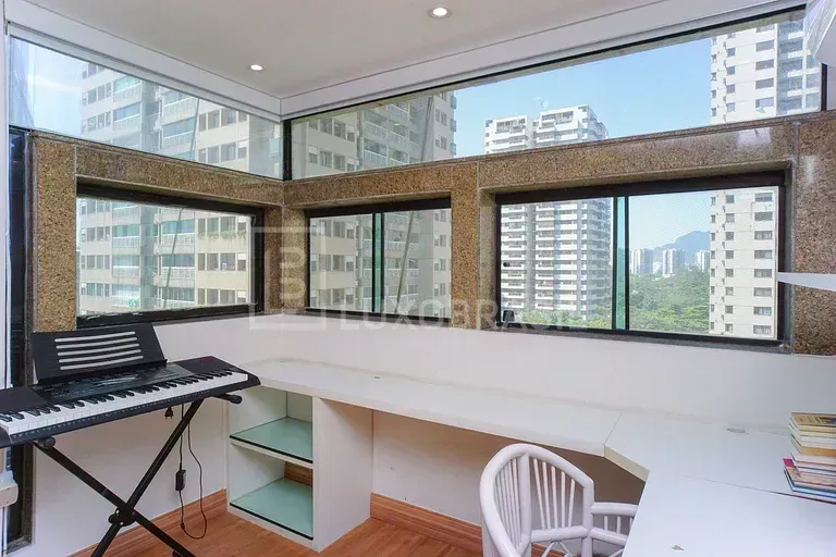Furnished 4-bedroom apartment with 245 m² — photo 19