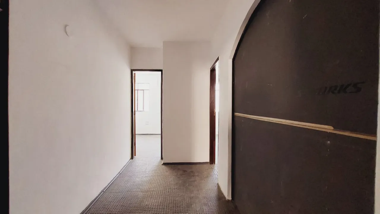 Unfurnished house with 5 bedrooms, 2 bathrooms, no parking — photo 9