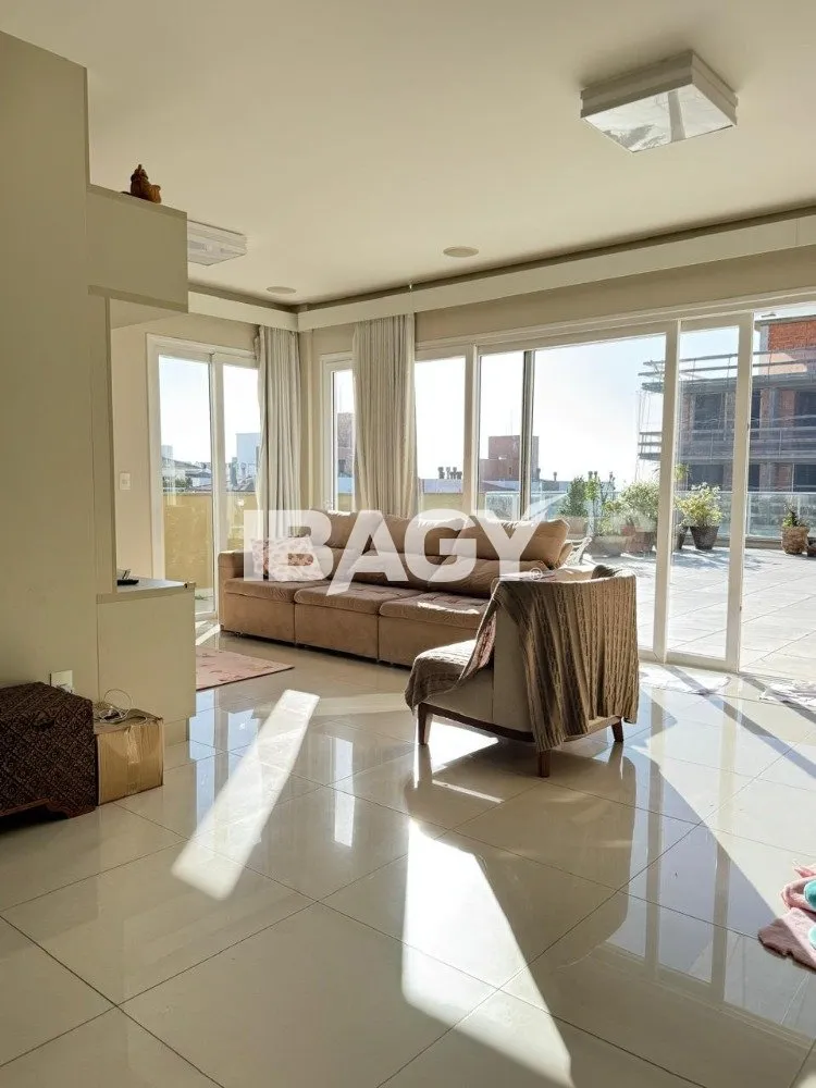 Apartment, 277 m², with a grill on the balcony