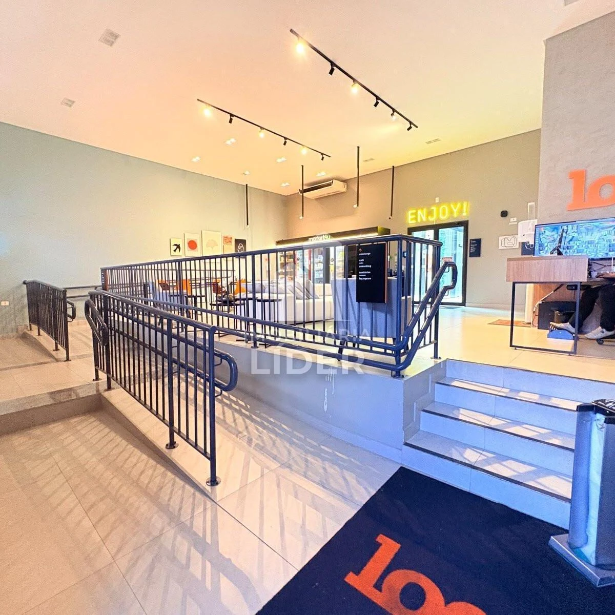One-bedroom apartment in a building with a coworking space — photo 33