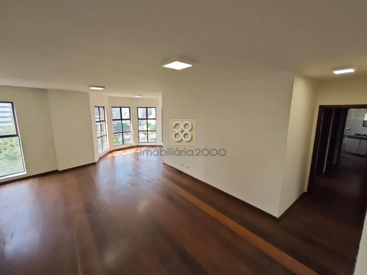 Unfurnished 3-bedroom apartment with floor-to-ceiling windows