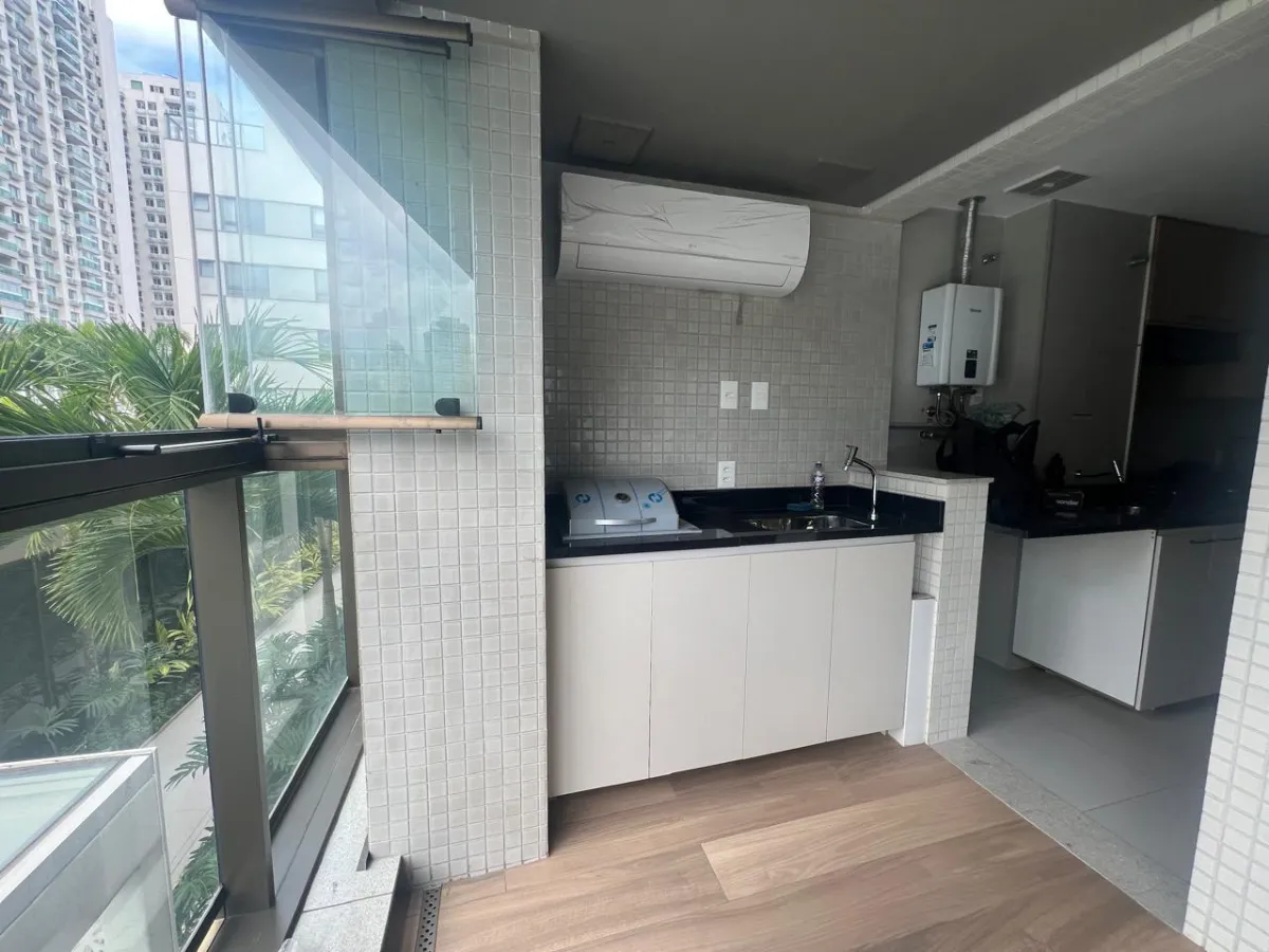 Glass-enclosed balcony in a 3-bedroom apartment, 98 m² — photo 8