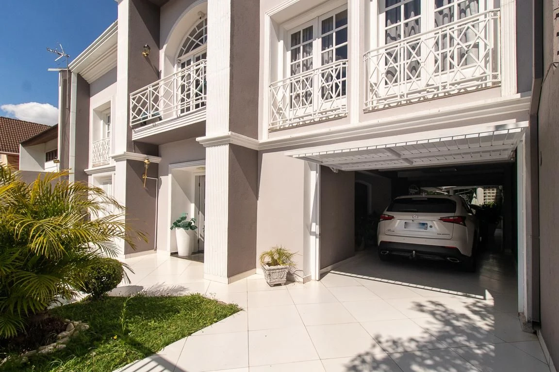 Casa mobiliada com 5 suítes e 7 banheiros