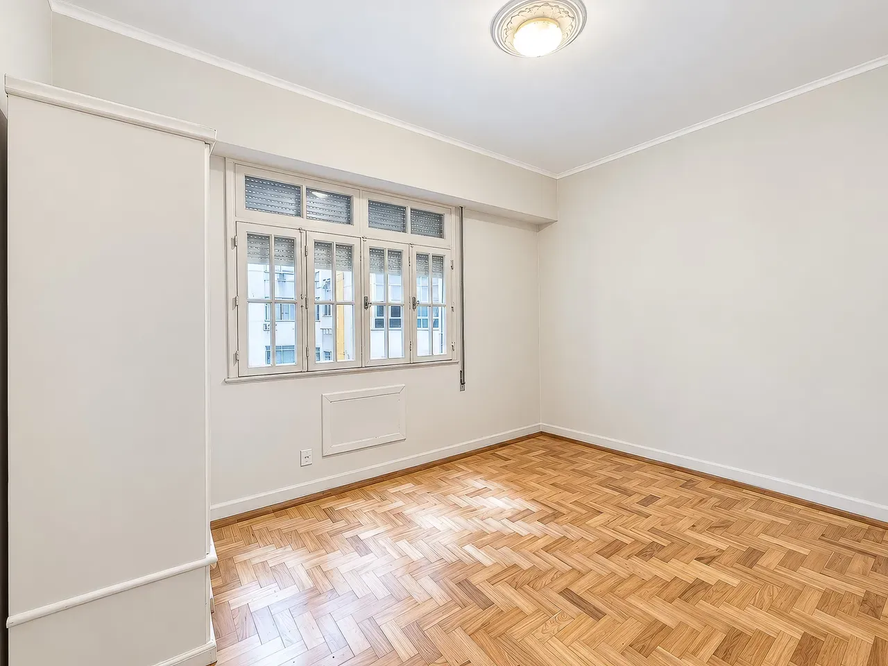 Apartment on the 5th floor with wood or laminate floors — photo 12