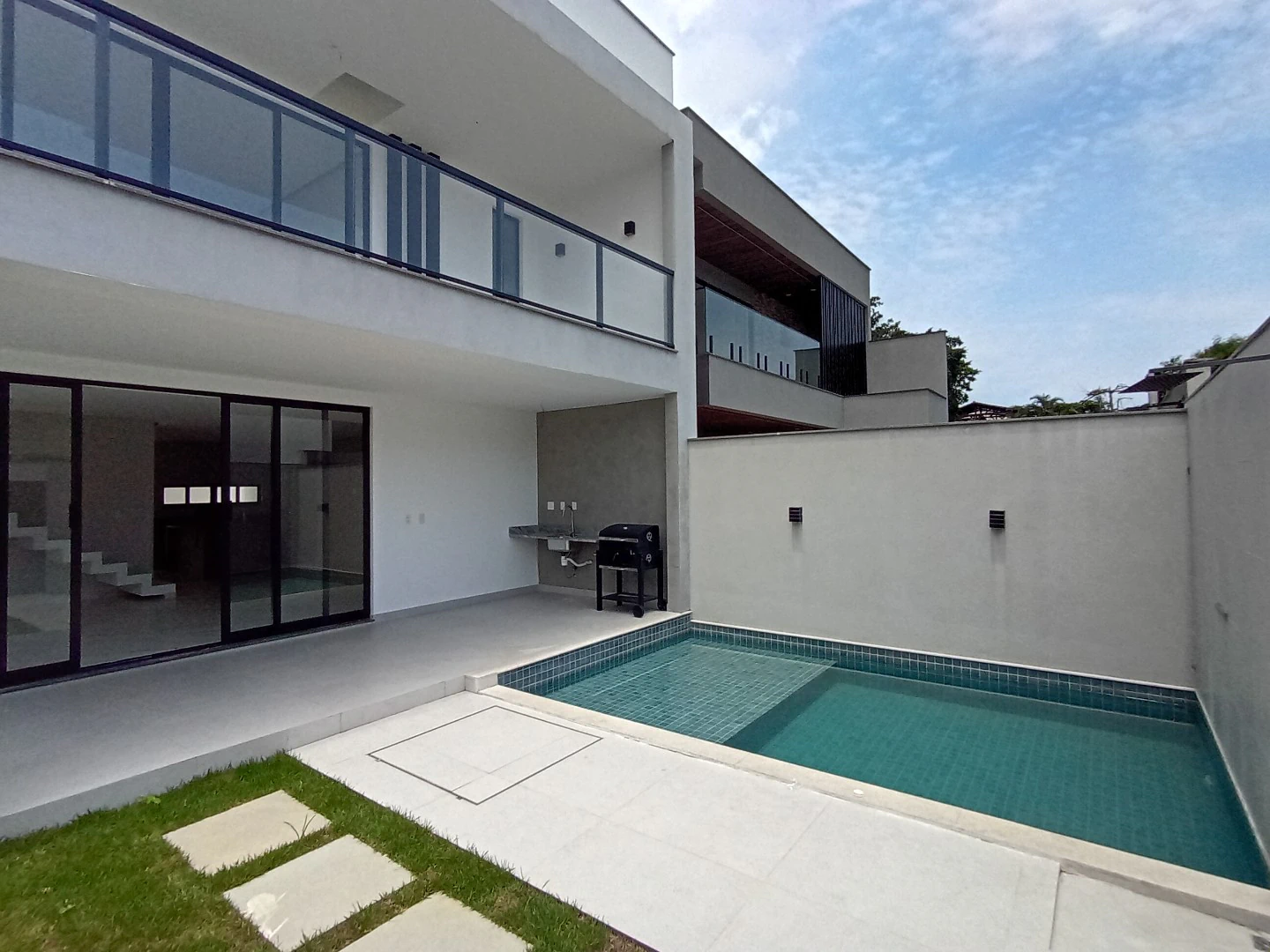 Condo house with open-plan kitchen and 3 en-suites — photo 21