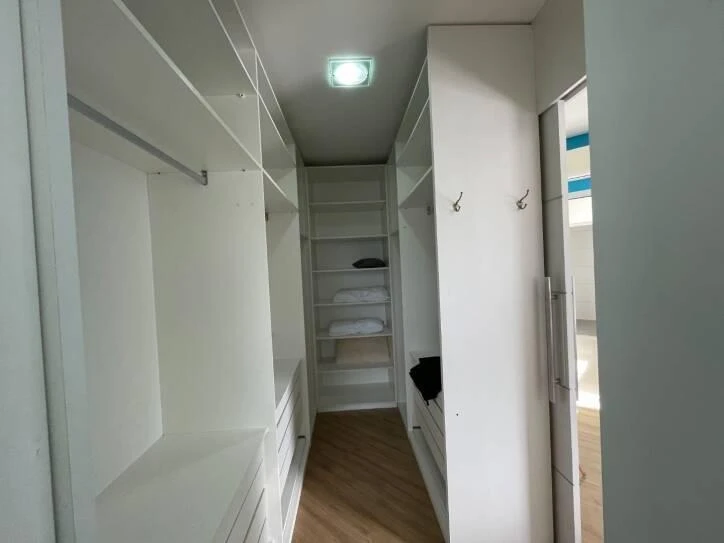 Ventanales de piso a techo y 4 dormitorios: casa de 400 m² — photo 23