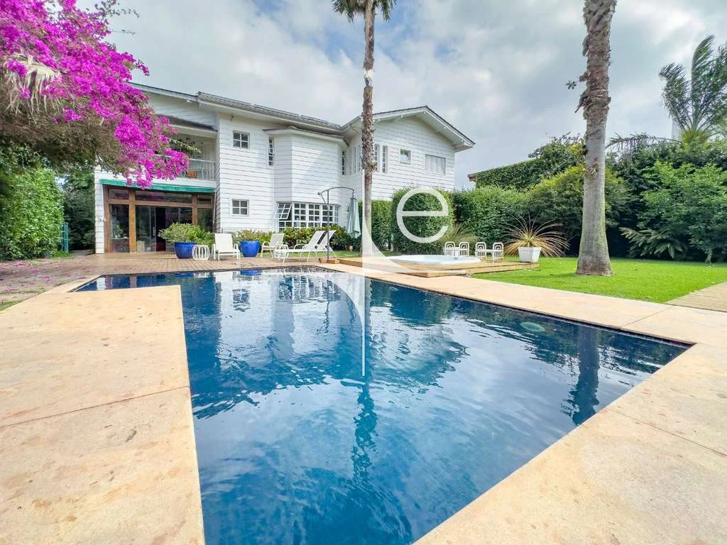 House with 5 bedrooms and a private garden pool — photo 2