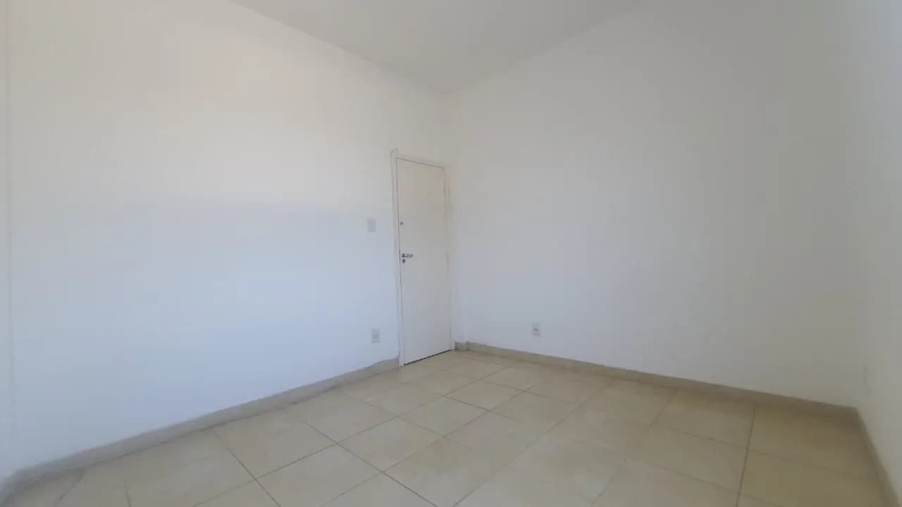 Apartamento com 2 quartos e banheiro com box de vidro — photo 10