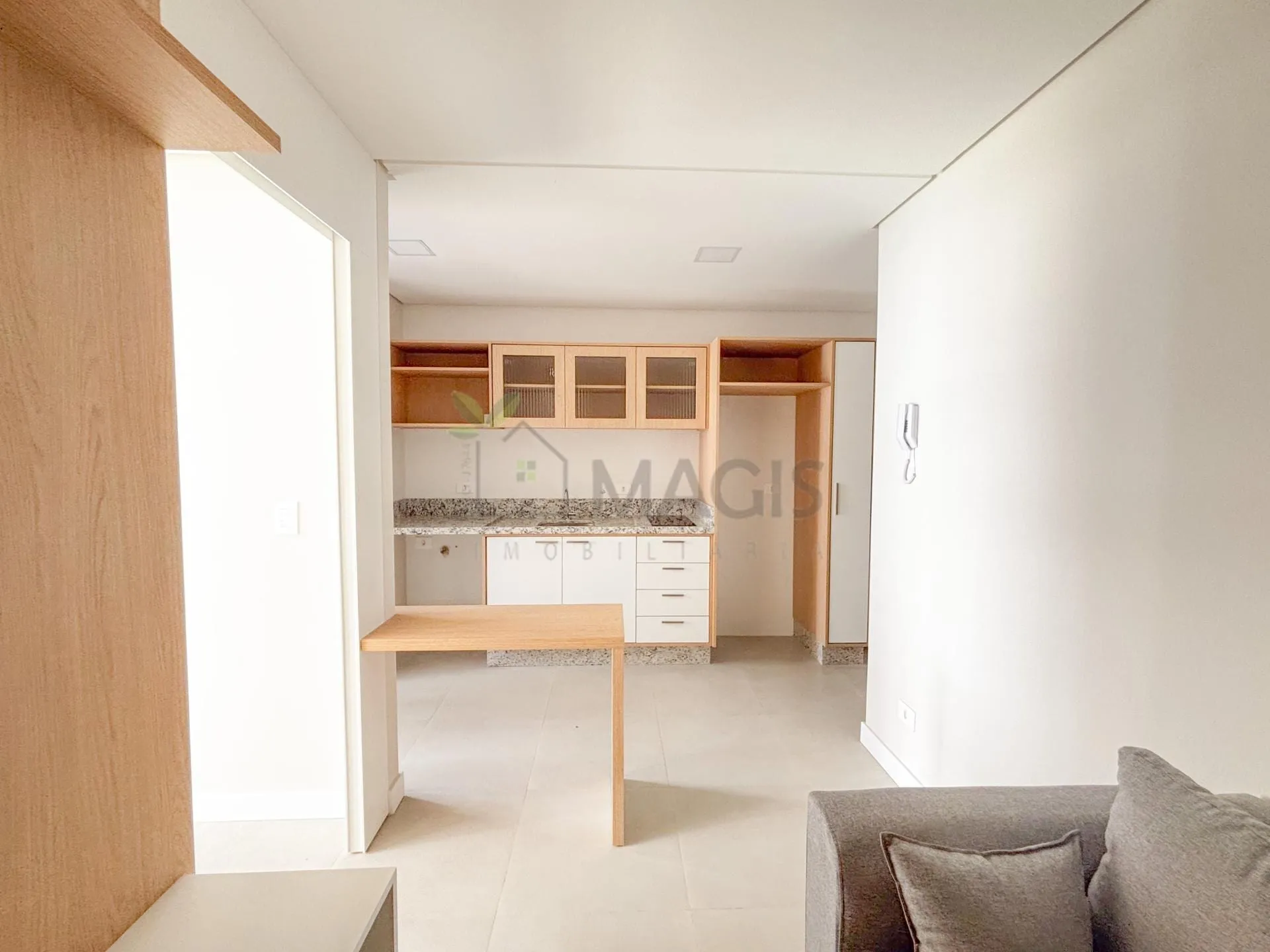 Balcony with a grill in a one-bedroom apartment, 30 m² — photo 2