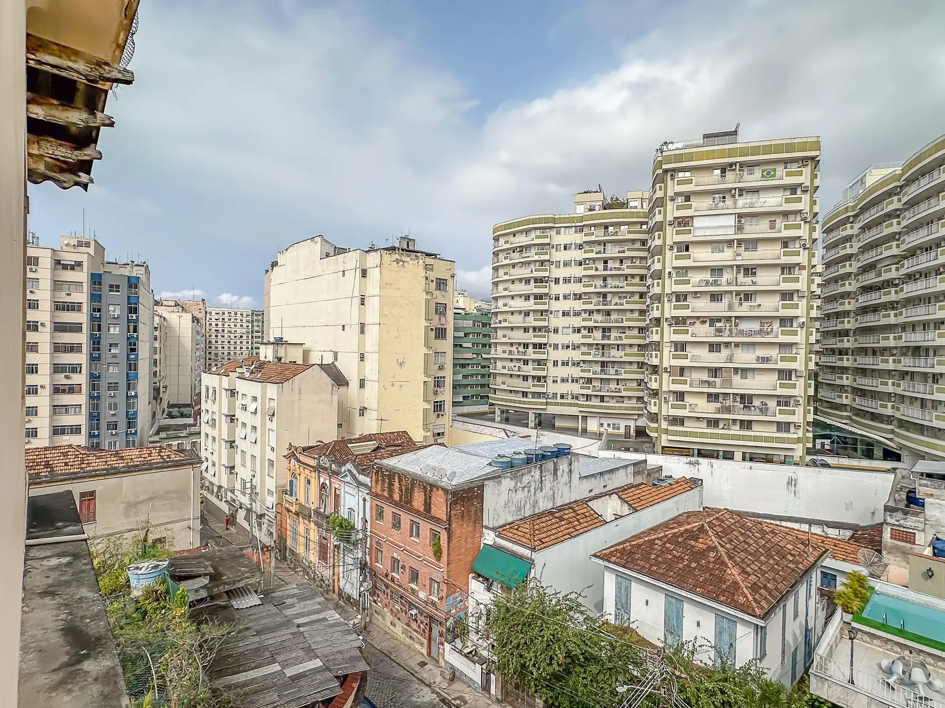 Furnished 2-bedroom apartment with a balcony — photo 14