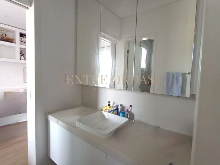 3-bedroom house with suite and 250 m²