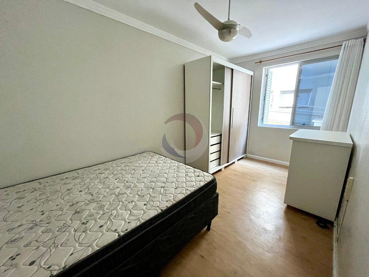 One-bedroom apartment with a washing machine — photo 9