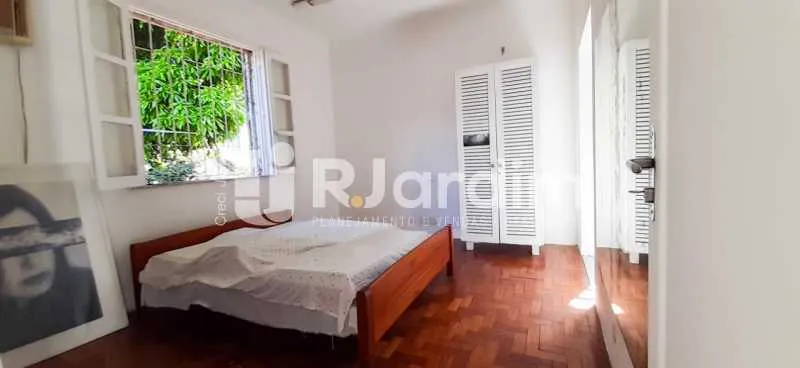 Residential house with a closed kitchen and gas stove — photo 19