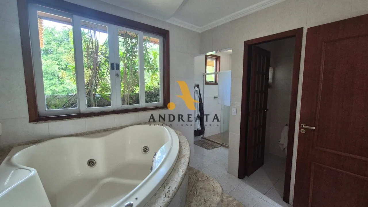Casa de 307 m² com janelas do piso ao teto e banheira — photo 6