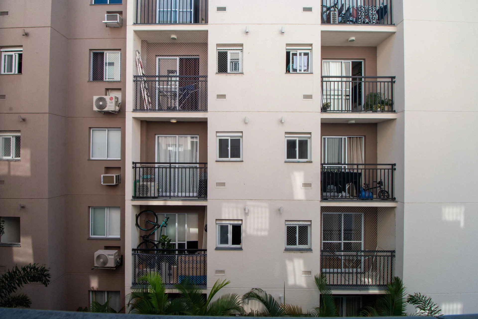 One-bedroom apartment in a building with a gym — photo 17