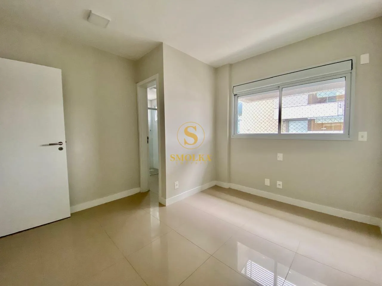 Balcony with a grill in a 2-bedroom apartment, 75 m² — photo 18