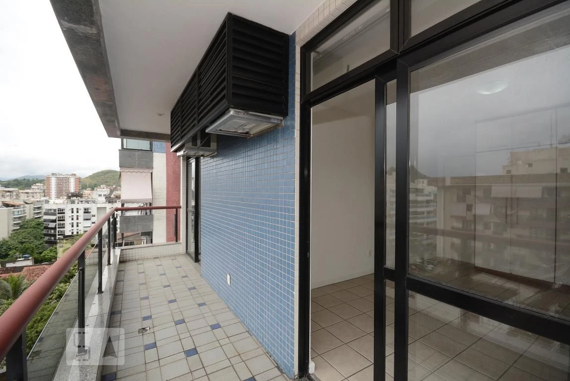 4-bedroom apartment in a building with a pool — photo 65