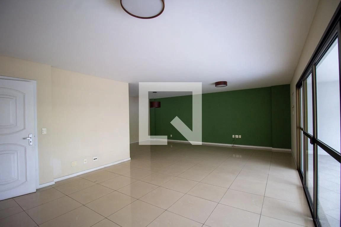 3-bedroom apartment with enclosed kitchen and private garden