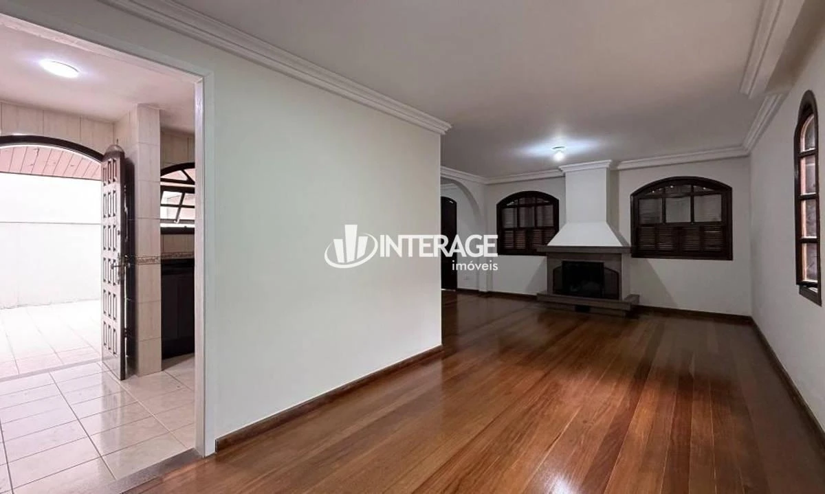Wood or laminate floors in a 4-bedroom house, 200 m² — photo 2