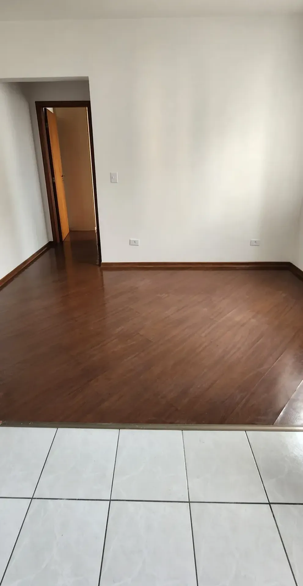 Wood or laminate floors in a one-bedroom apartment, 30 m² — photo 6