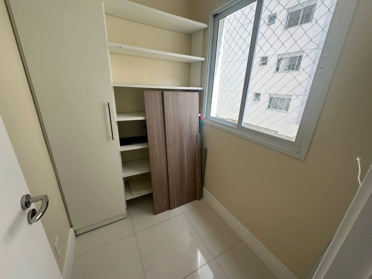 Balcony with a grill in a 4-bedroom apartment, 178 m²