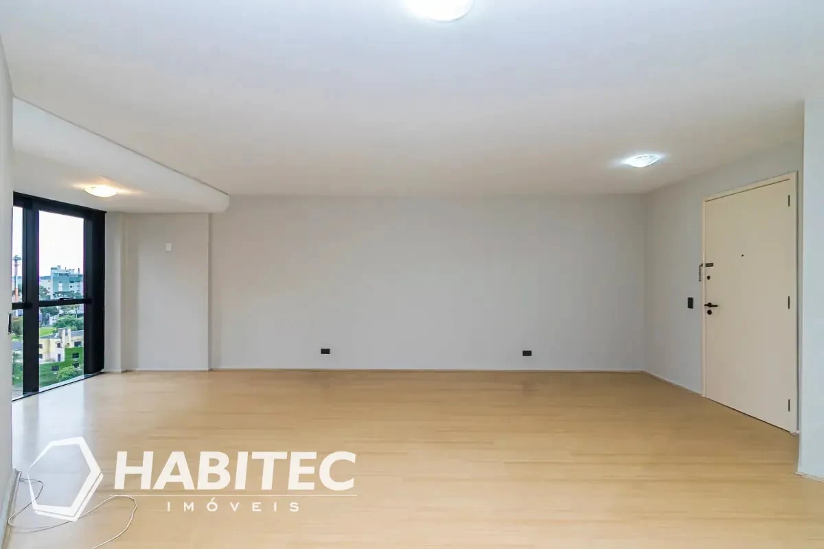 3-bedroom apartment with wood or laminate floors — photo 6