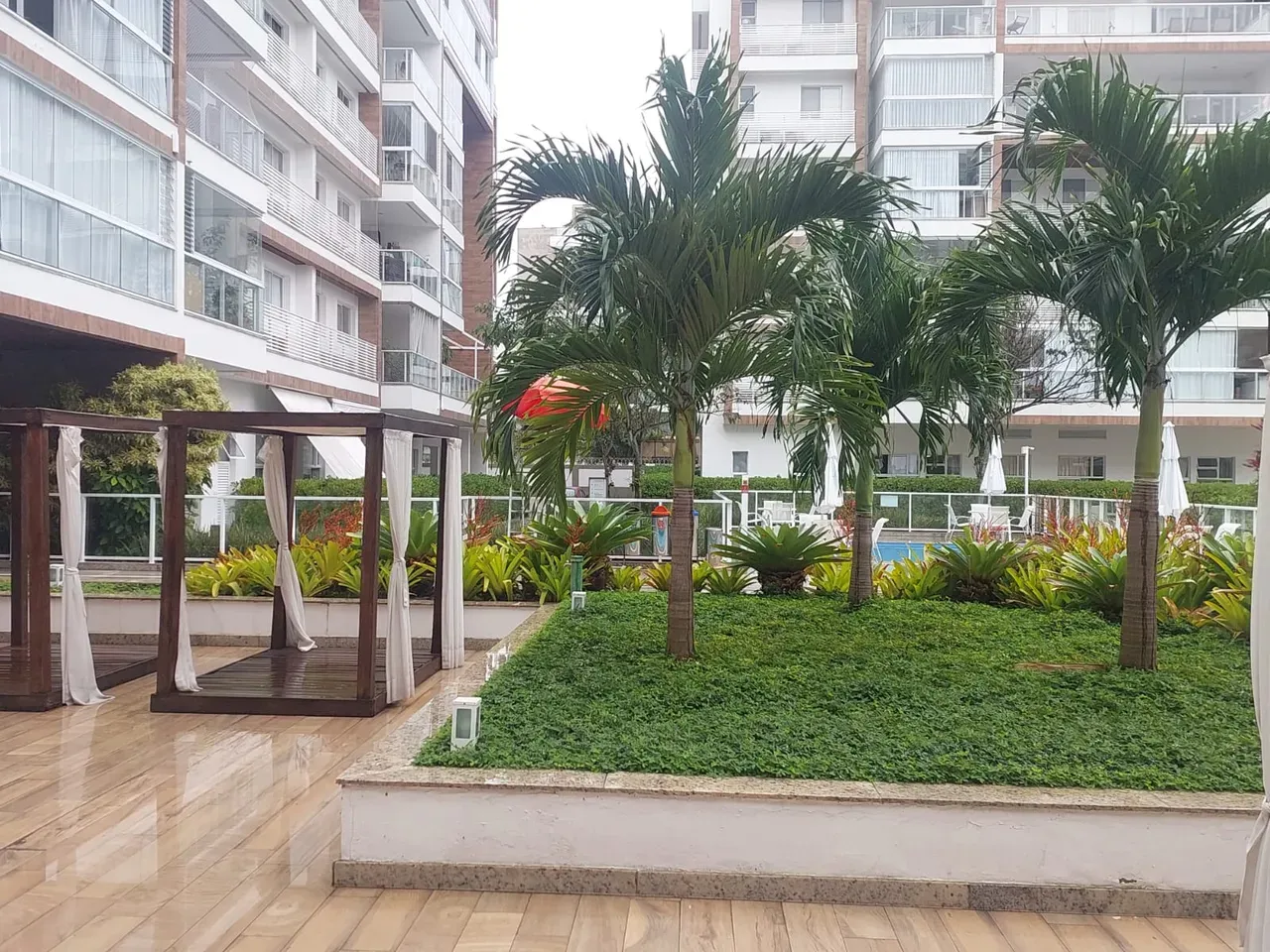Balcony with a grill in a 2-bedroom apartment, 66 m² — photo 20