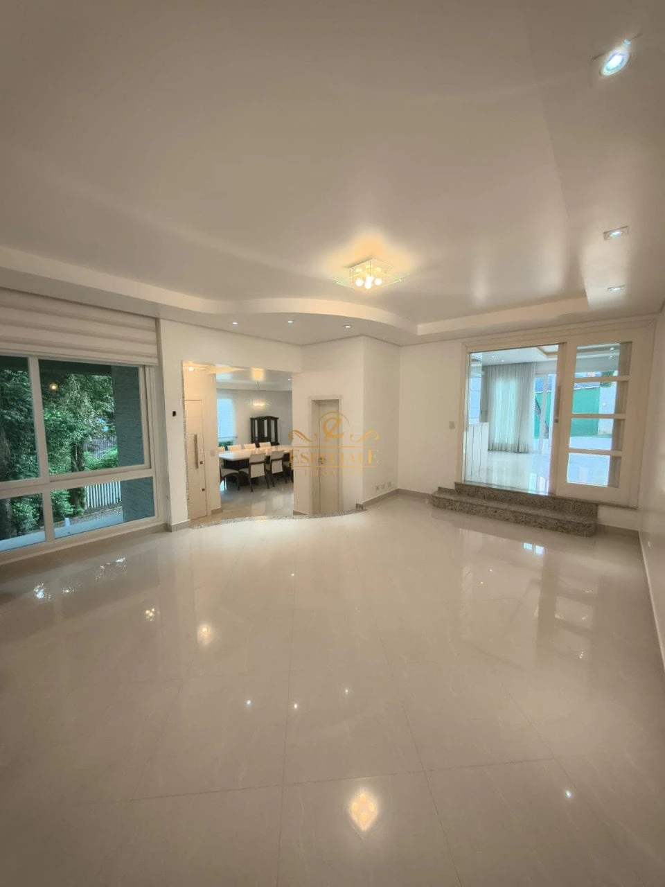5-bedroom house with 3 en-suite bathrooms and parking