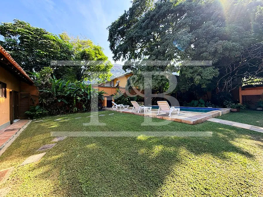 Casa com 4 dormitórios e varanda com churrasqueira — photo 2