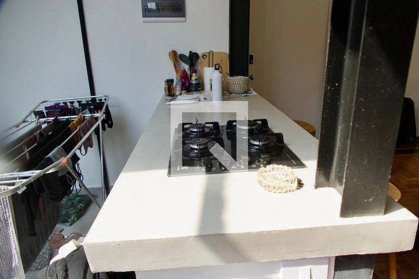 Furnished 1-bedroom apartment with an open-plan kitchen — photo 36