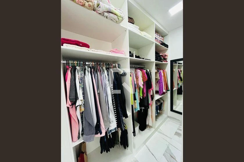 3-bedroom house with a walk-in closet — photo 5