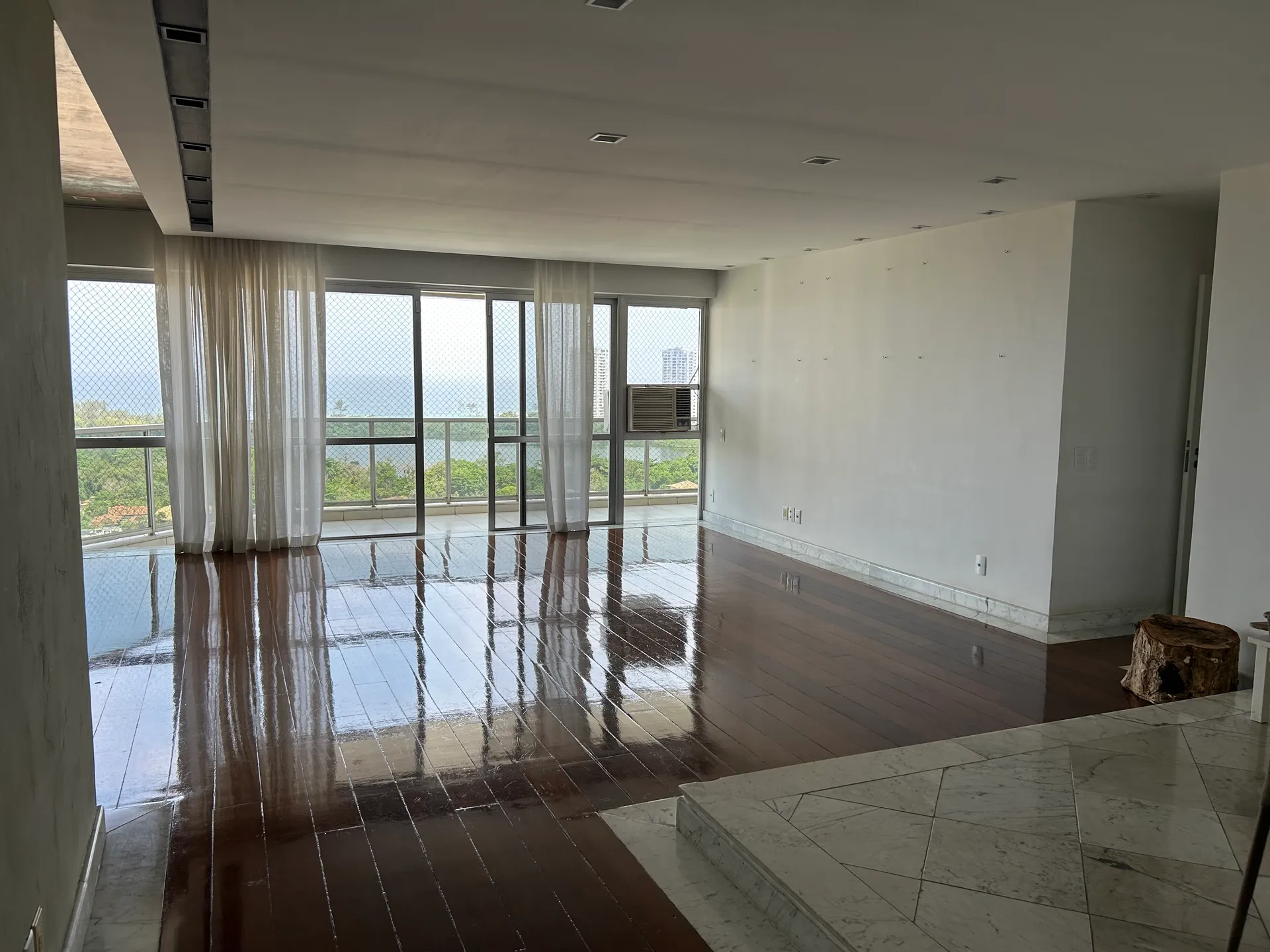 4-bedroom apartment with a glass-enclosed balcony