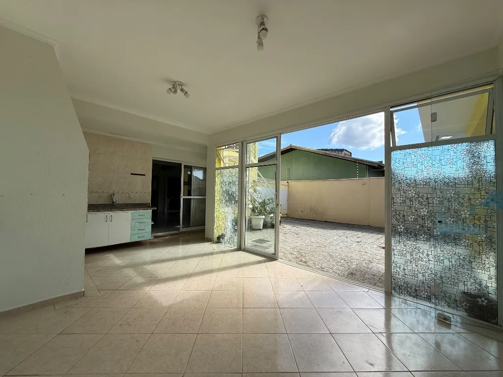 3-bedroom house with a bathtub in Curitiba — photo 22