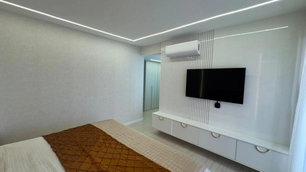 Walk-in closet in a 4-bedroom apartment, 217 m² — photo 21