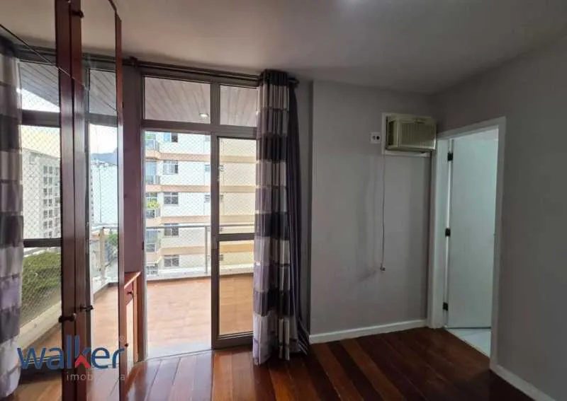 Balcony with a grill in a 3-bedroom apartment, 120 m² — photo 6