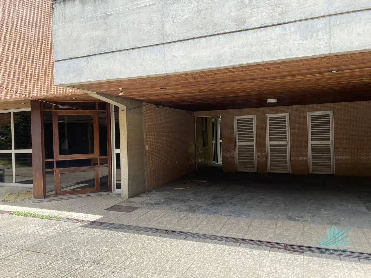4-bedroom apartment with enclosed glass balcony — photo 24