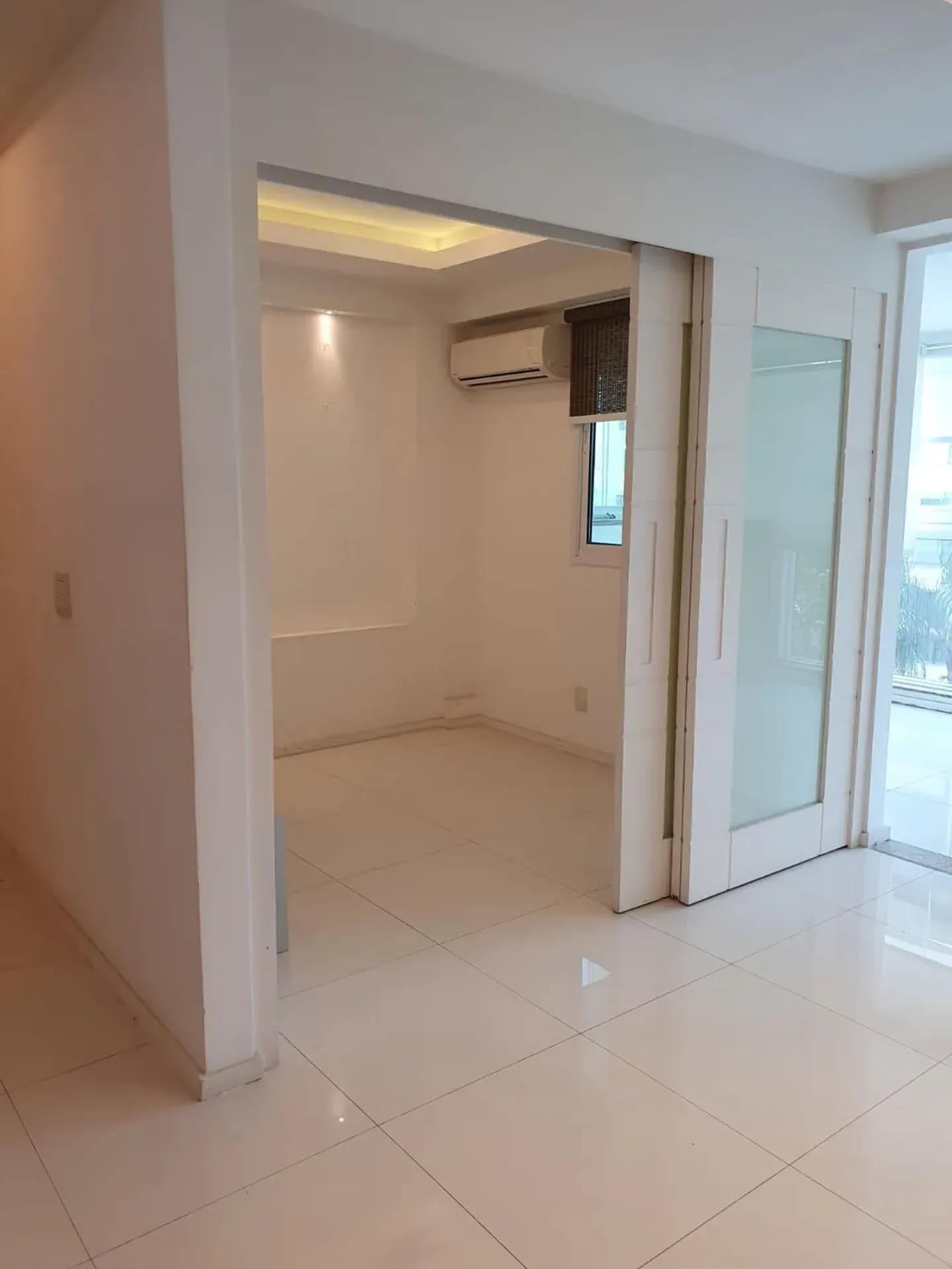 84 m² apartment with floor-to-ceiling windows and a bathtub — photo 20