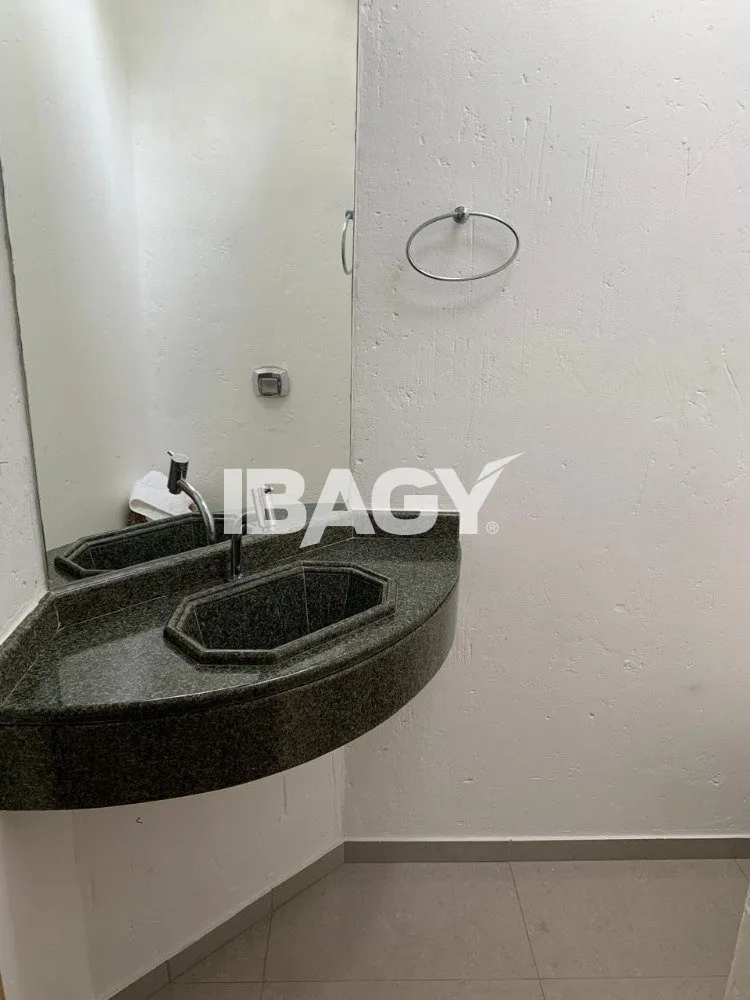 House with 4 bedrooms and 380 m², 2 parking spots — photo 46
