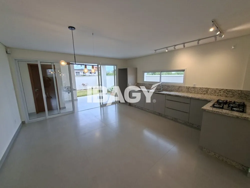 House with 3 en-suite bedrooms and 2 parking spots — photo 3