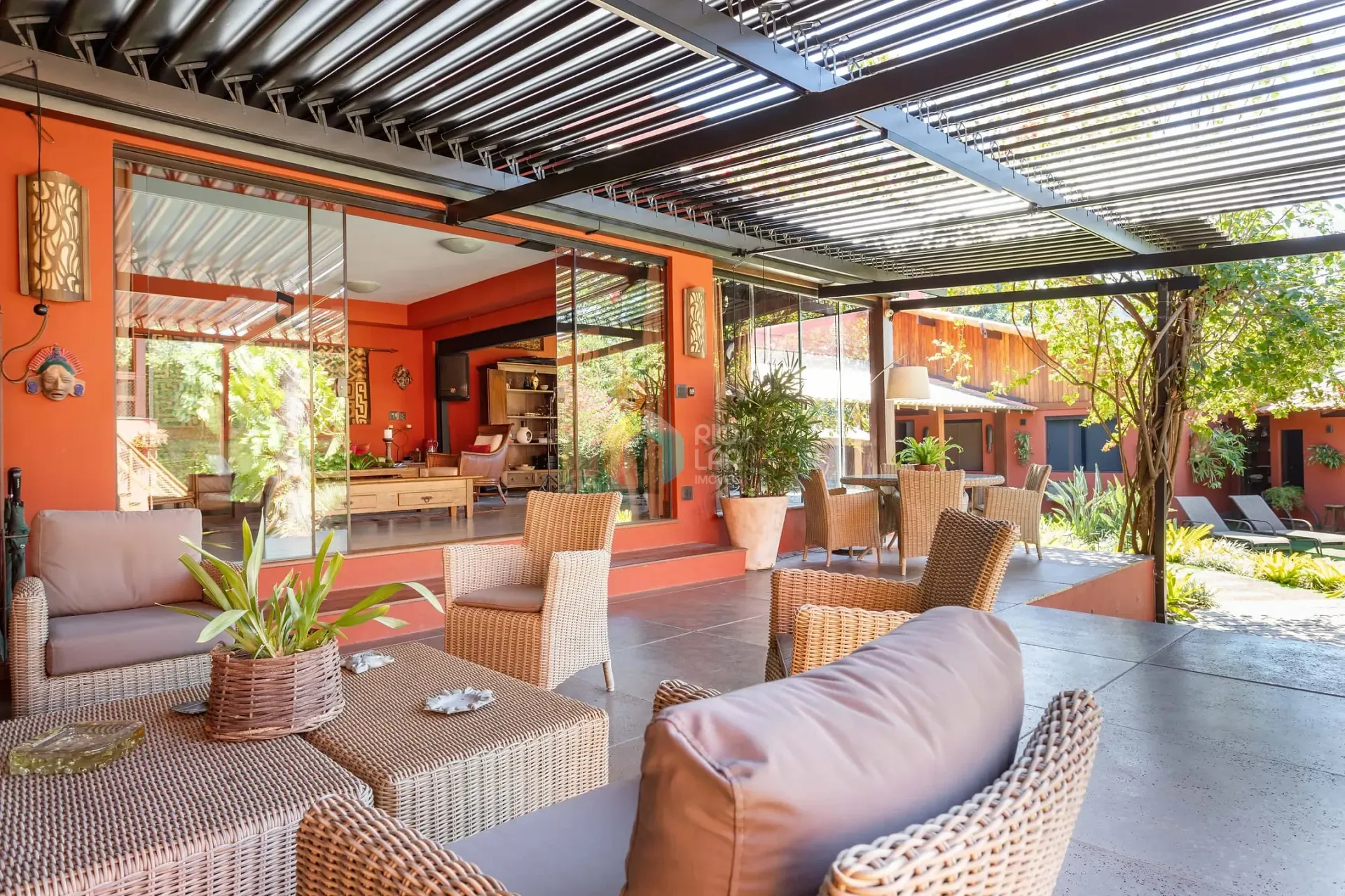 392 m² house with a home office and a grill on the balcony — photo 3