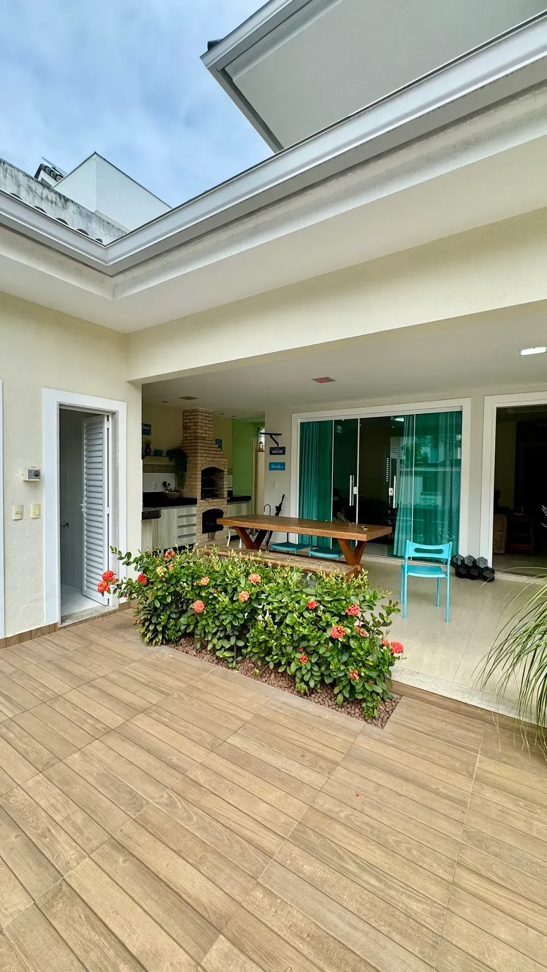 House with 5 bedrooms and a built-in balcony grill — photo 8