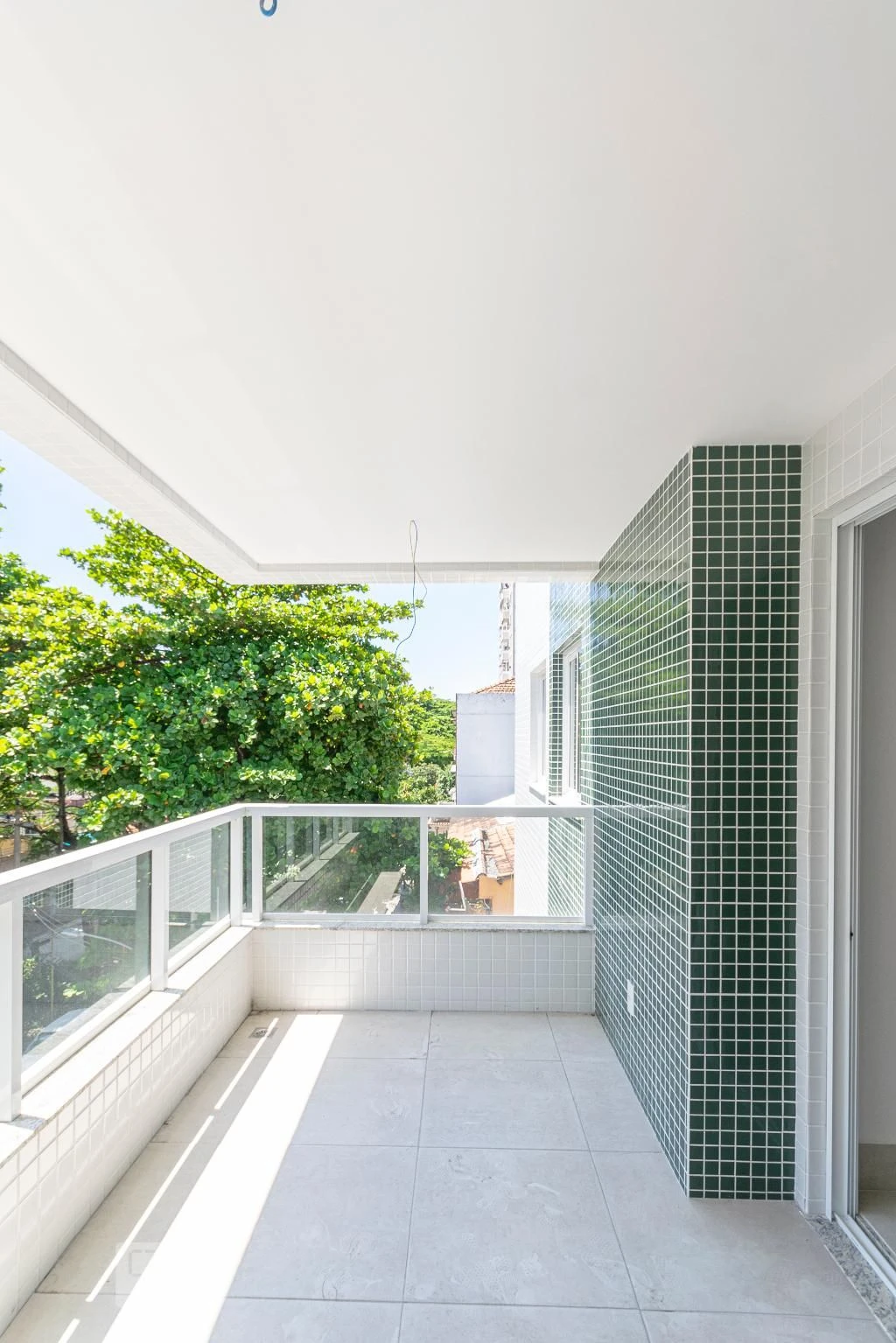 Balcony with a grill in a 2-bedroom apartment, 60 m² — photo 7