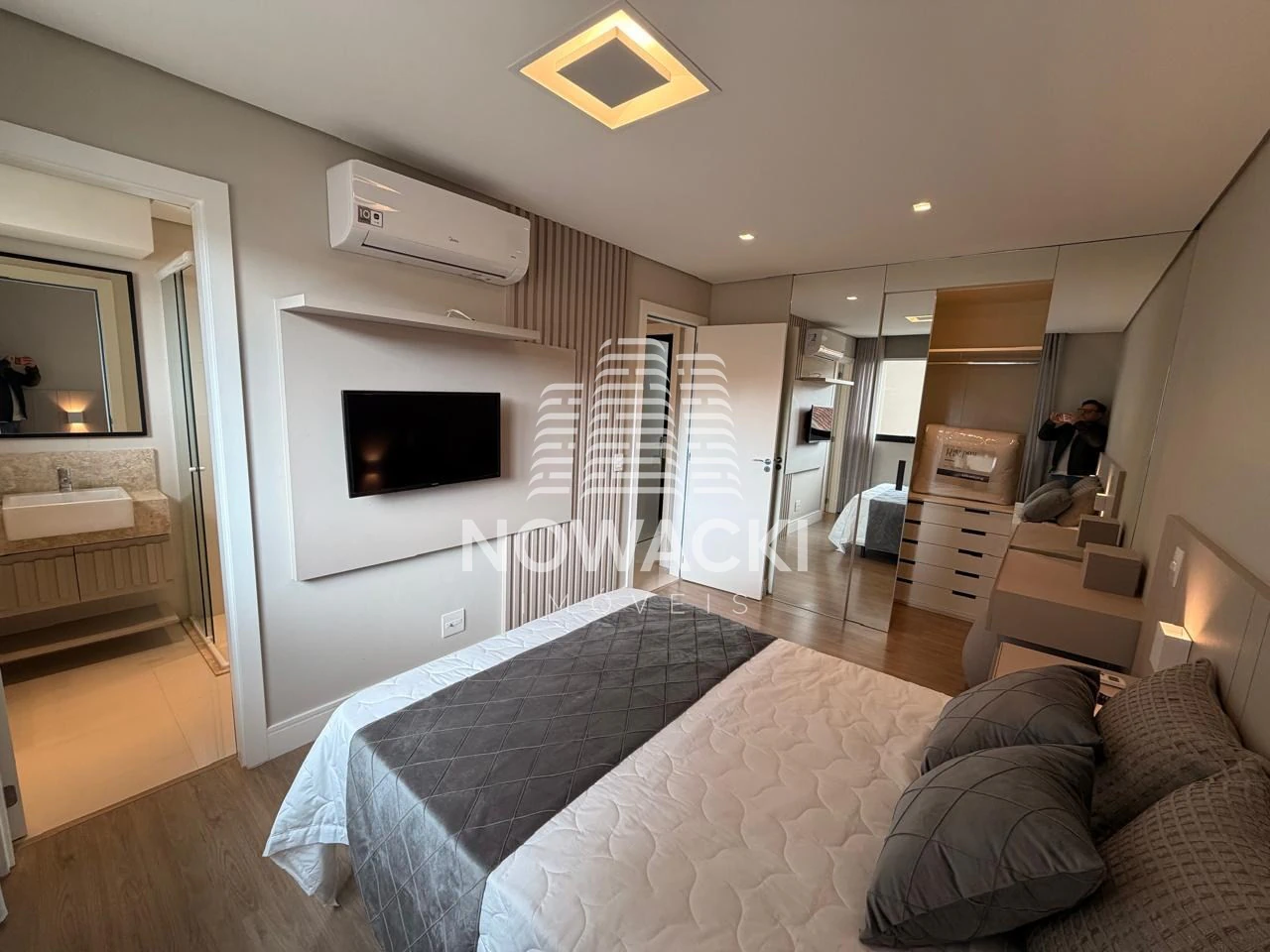 Walk-in closet in a one-bedroom apartment, 50 m² — photo 3