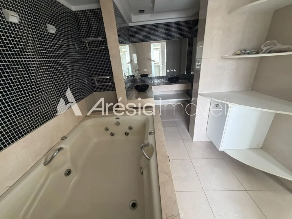 4-bedroom apartment in a building with a sauna — photo 35