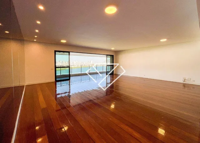 4-bedroom apartment with a balcony and laundry area — photo 13