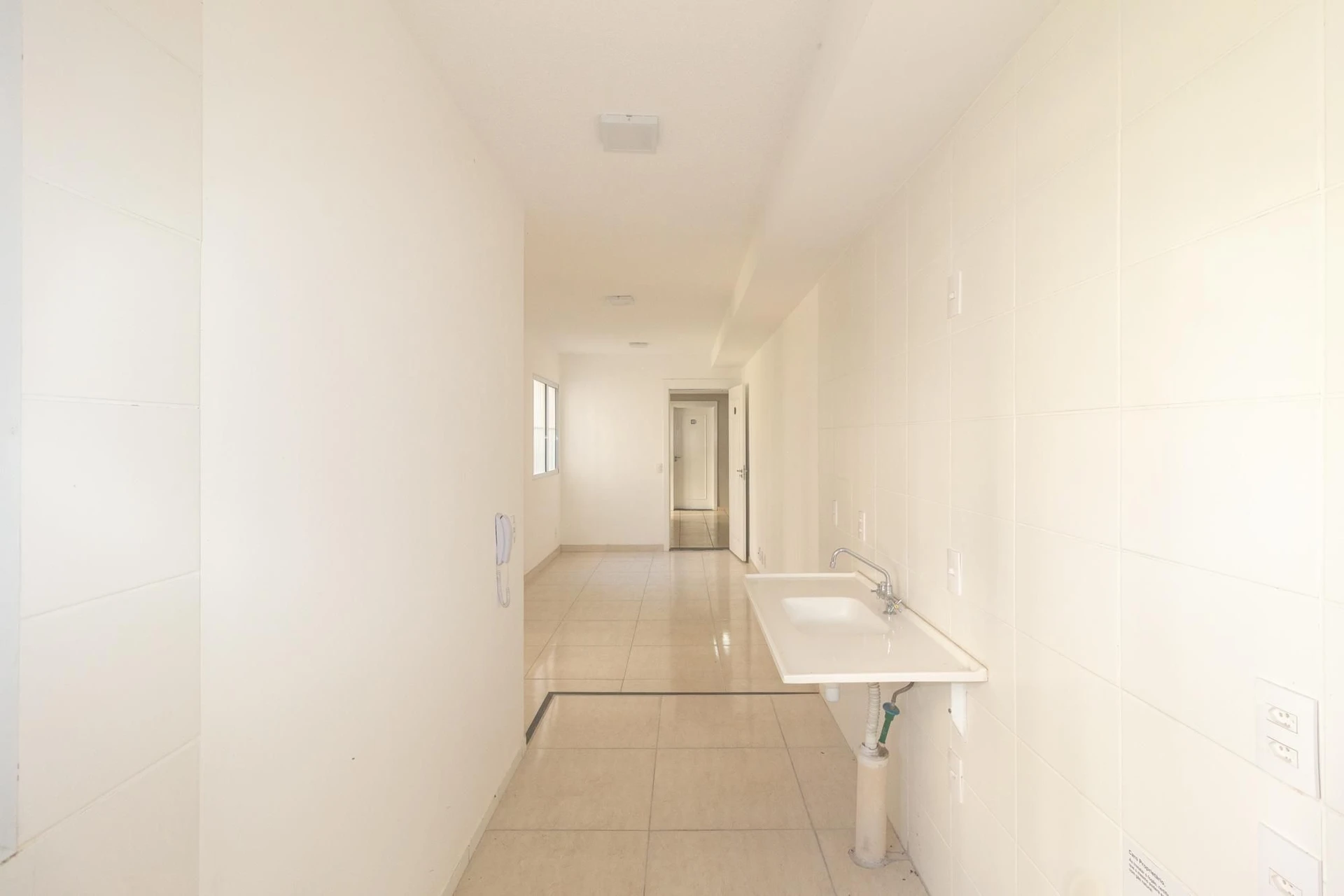 Apartamento com 2 quartos e box de vidro no banheiro — photo 45