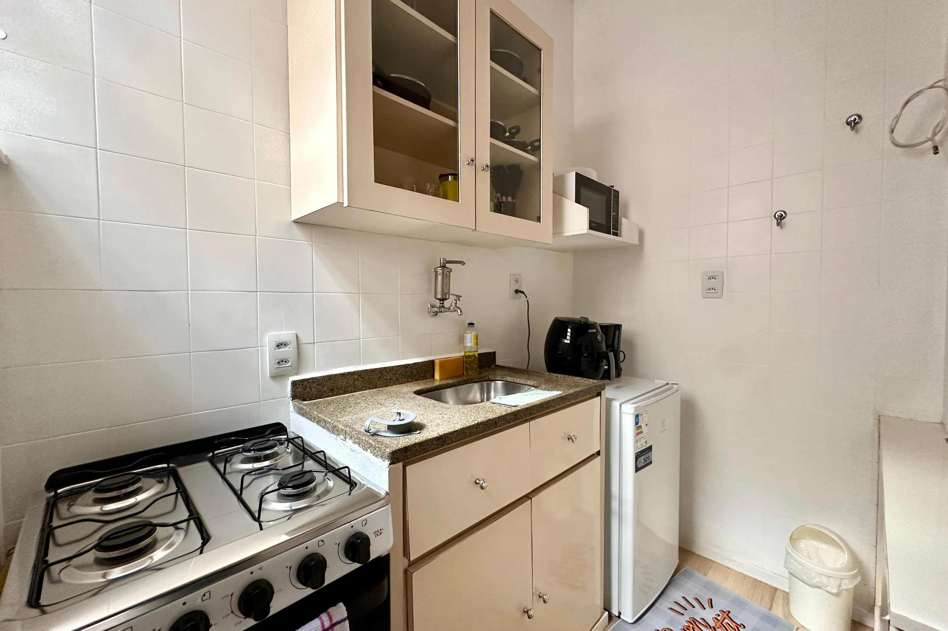 Furnished 1-bedroom apartment with kitchenette and gas stove — photo 6
