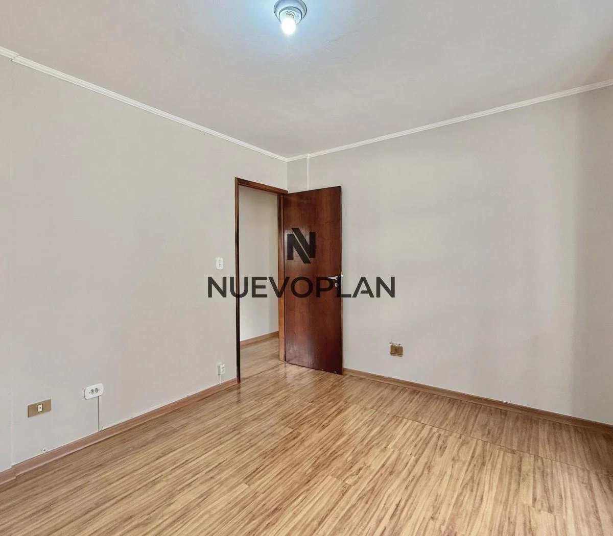 Wood or laminate floors in a 3-bedroom apartment, 78 m² — photo 7